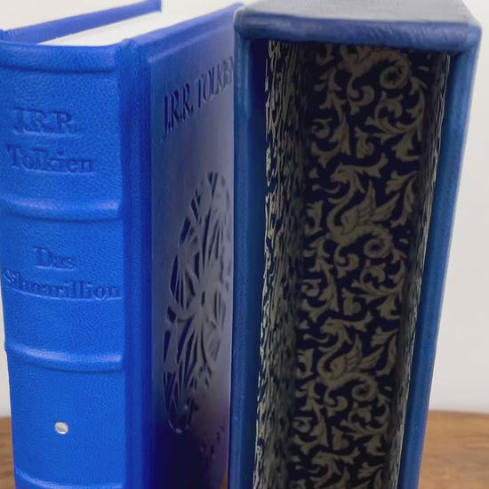 Video von handwerklichem Ledereinband des Silmarillion, handgefertigt mit Prägung und Relief auf Vorder- und Rückseite.