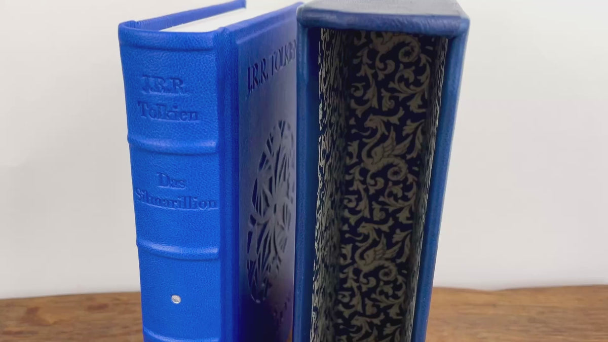 Video von handwerklichem Ledereinband des Silmarillion, handgefertigt mit Prägung und Relief auf Vorder- und Rückseite.