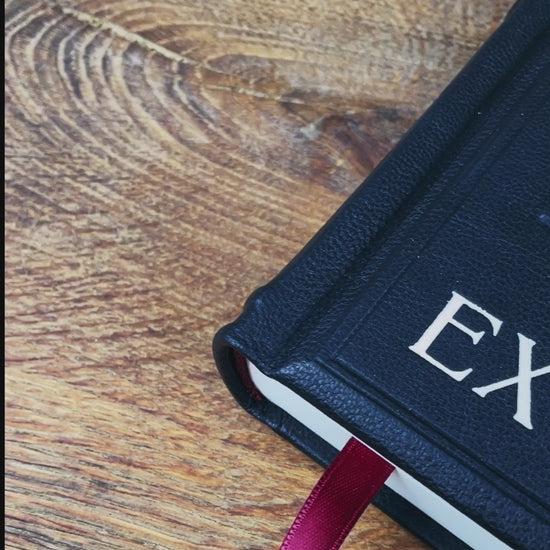 Video, das die Merkmale und Details des neu gebundenen Der Exorzist Buches zeigt.