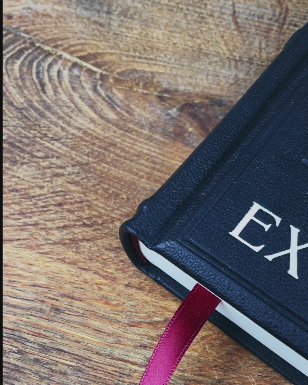 Video, das die Merkmale und Details des neu gebundenen Der Exorzist Buches zeigt.