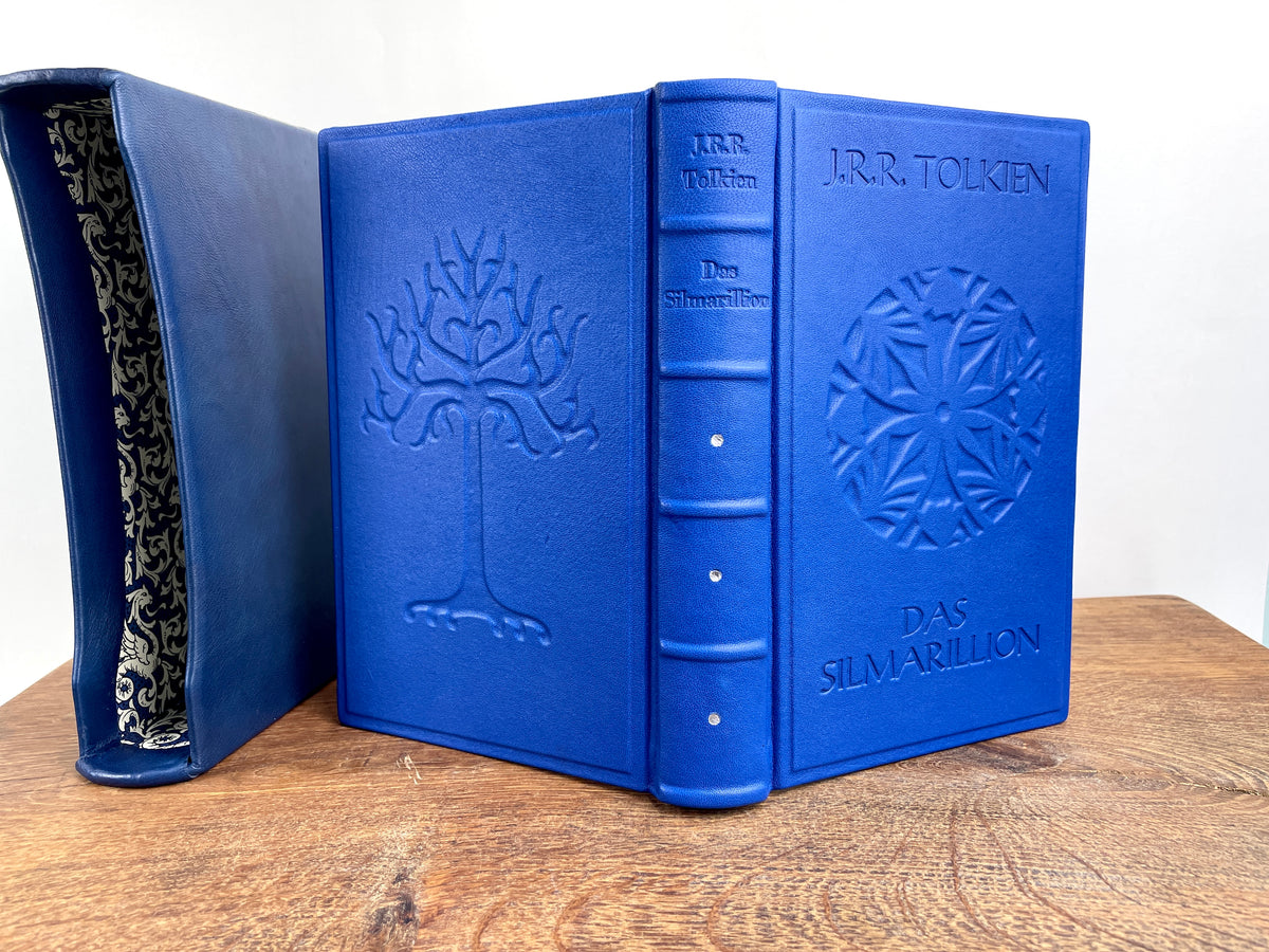 Einzigartiger Ledereinband des Silmarillion, handgefertigt mit Prägung und Unikatsnummer und Lederschuber.