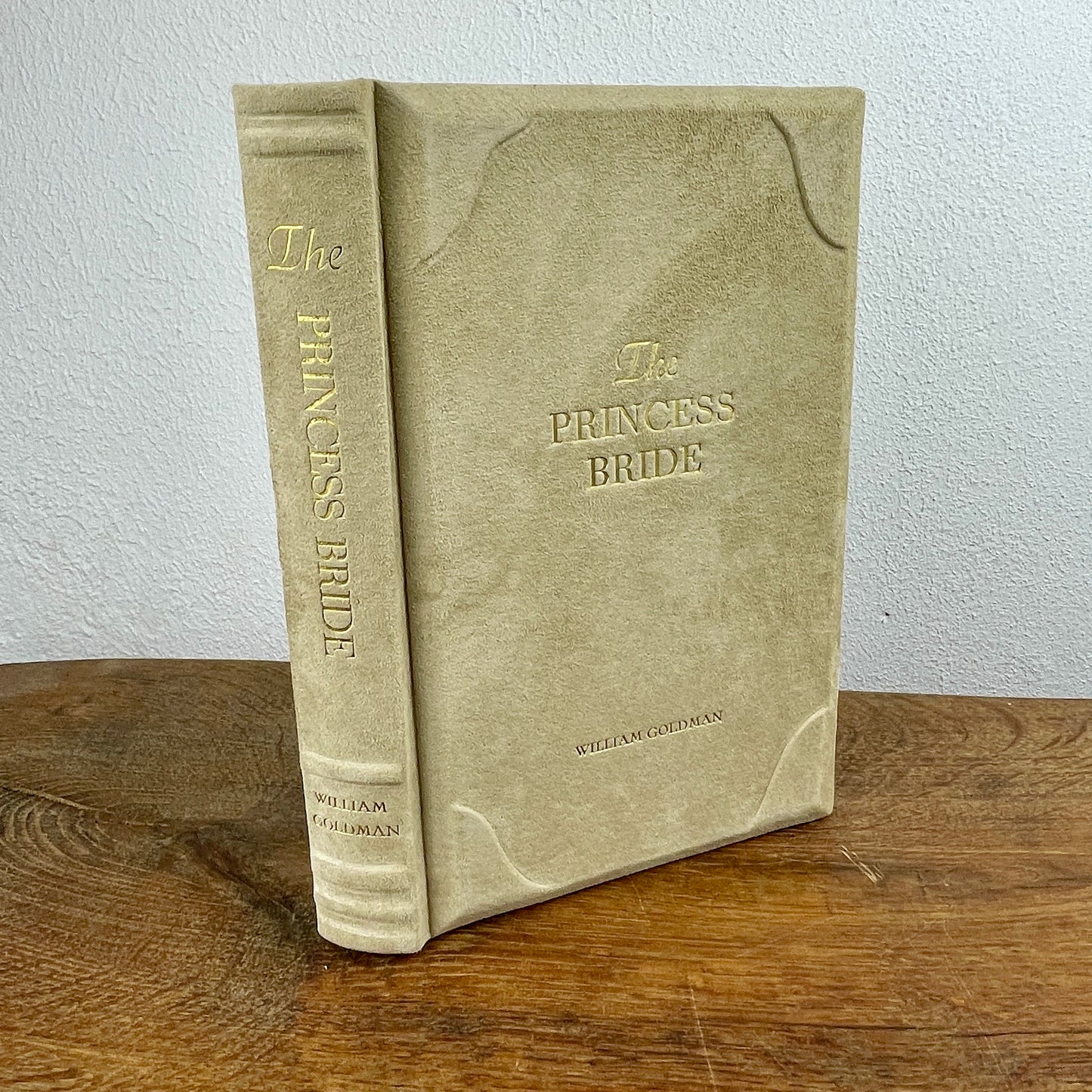 Handgebundene Sammlerausgabe The Princess Bride in Wildleder mit Goldprägung, Vorderansicht