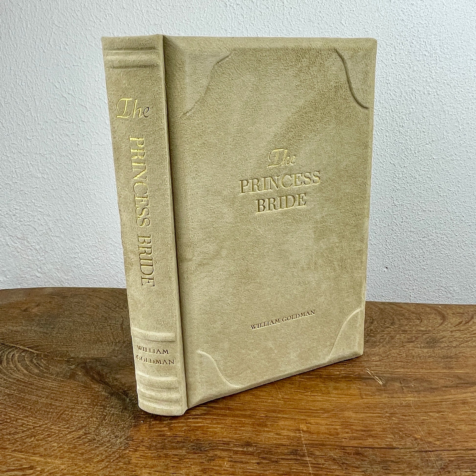 Handgebundene Sammlerausgabe The Princess Bride in Wildleder mit Goldprägung, Vorderansicht